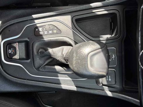 Used 2020 Jeep Cherokee Latitude FWD image 30