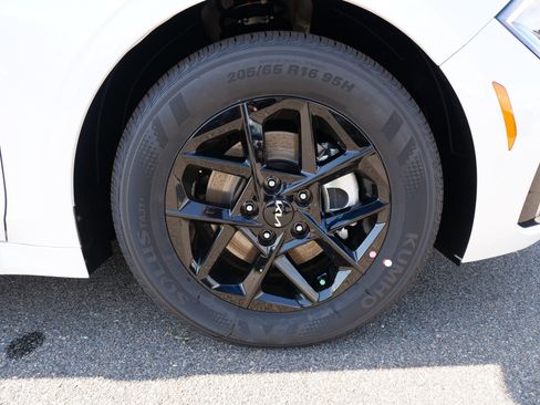 New 2025 Kia K5 LXS image 13