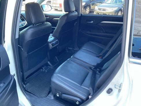 Used 2019 Toyota Highlander XLE AWD/4WD image 29