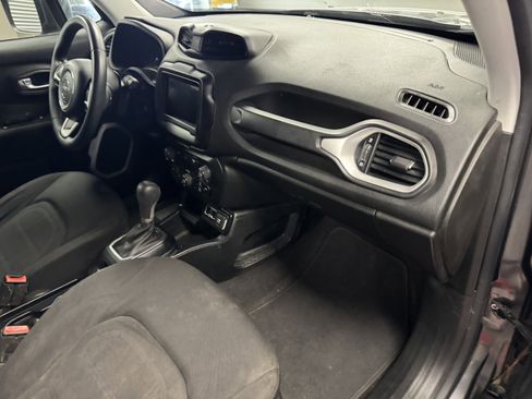 Used 2018 Jeep Renegade Latitude FWD image 12