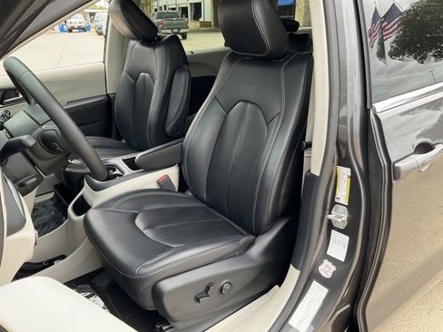 Used 2023 Chrysler Pacifica Touring-L FWD image 8
