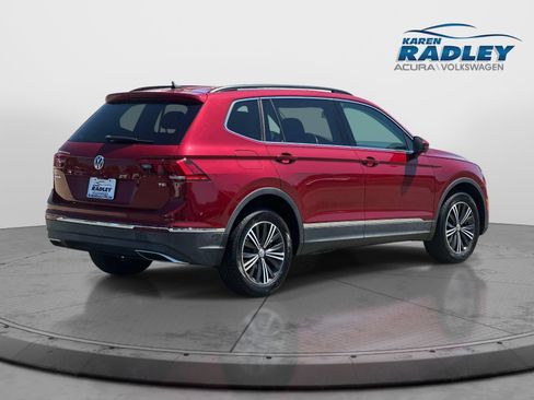 Used 2018 Volkswagen Tiguan SE w/ Panoramic Sunroof Package FWD image 2