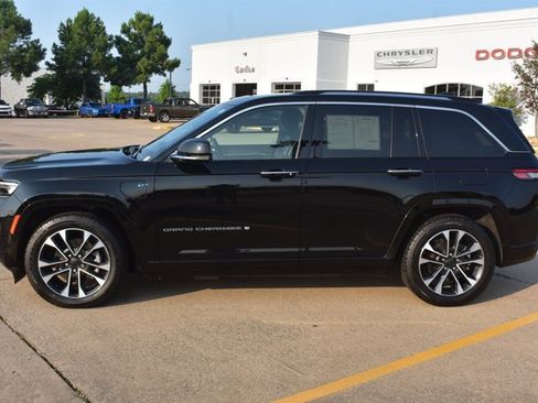 Used 2022 Jeep Grand Cherokee Overland w/ Luxury Tech Group IV AWD/4WD image 10
