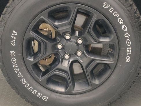 Used 2021 Jeep Cherokee Trailhawk w/ Technology Group image 31