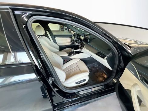 Used 2023 BMW 530e xDrive w/ Premium Package image 29