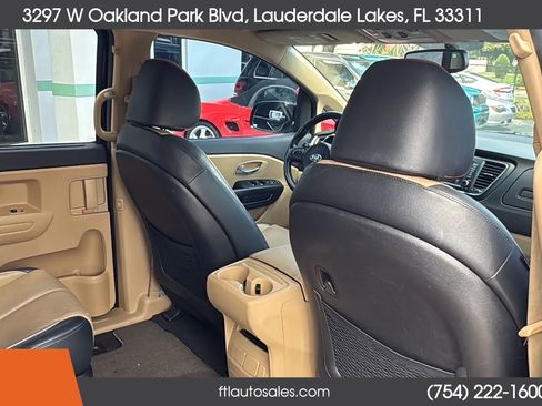 Used 2017 Kia Sedona LX w/ LX Essentials Premium Package FWD image 40