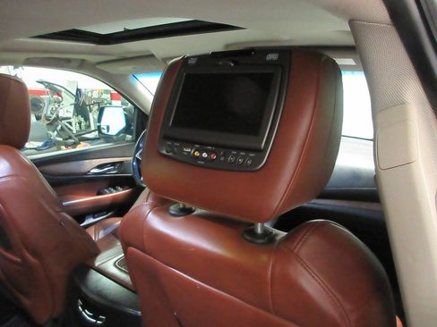 Used 2017 Cadillac Escalade Luxury AWD/4WD image 26