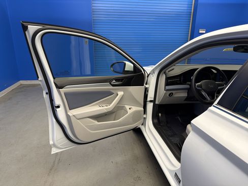 Used 2025 Volkswagen Jetta SE image 10