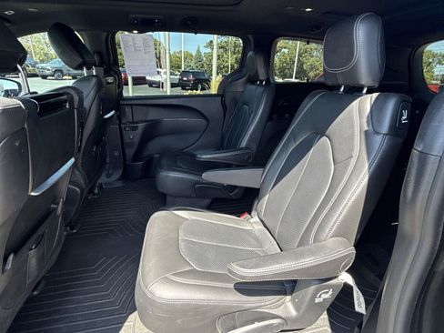 Used 2019 Chrysler Pacifica Touring-L Plus w/ Advanced Safetytec Group FWD image 8