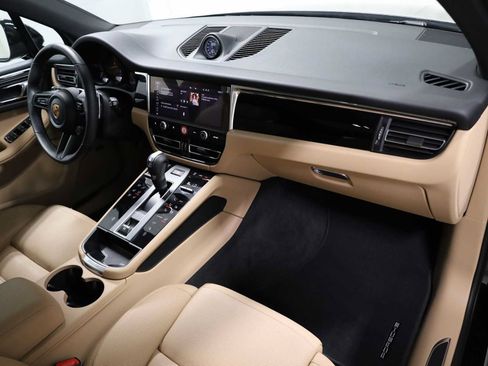 Certified 2026 Porsche Macan AWD/4WD image 6