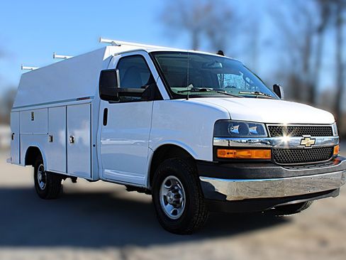 Used 2021 Chevrolet Express 3500 w/ Power Convenience Package image 2