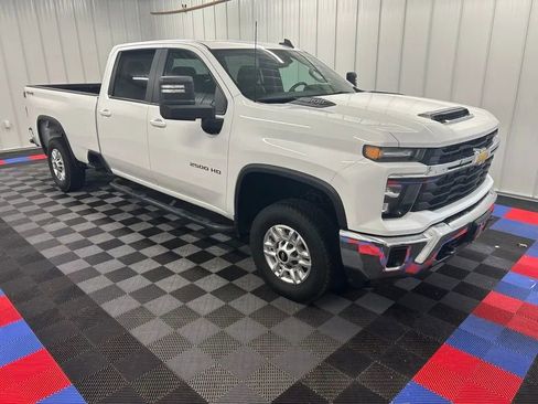 Used 2024 Chevrolet Silverado 2500 LT image 2