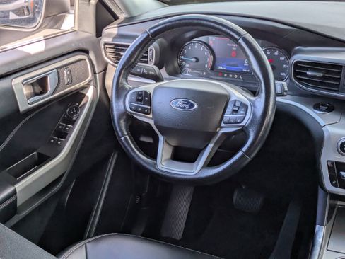 Used 2022 Ford Explorer XLT w/ Equipment Group 202A image 17