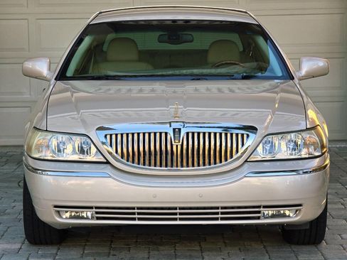 Used 2003 Lincoln Town Car Cartier image 29