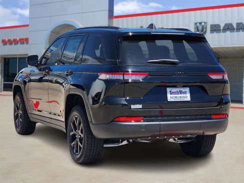 New 2025 Jeep Grand Cherokee Altitude image 4