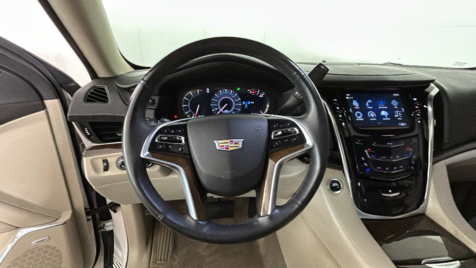 Used 2018 Cadillac Escalade Luxury AWD/4WD image 18