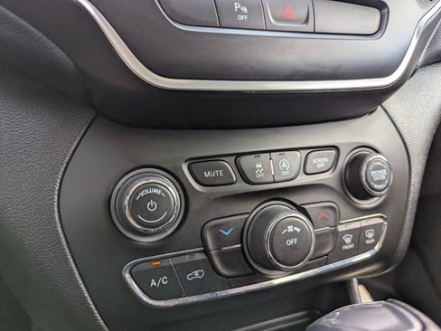 Used 2019 Jeep Cherokee Latitude Plus w/ Cold Weather Group AWD/4WD image 24