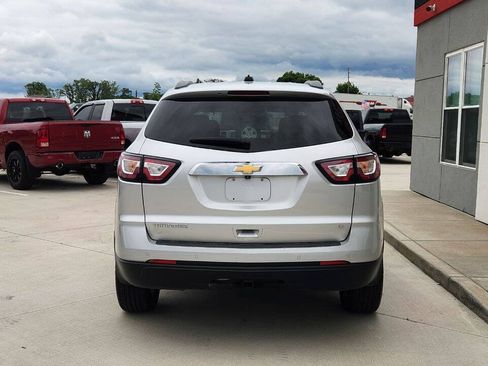 Used 2017 Chevrolet Traverse LT w/ Style and Technology Package FWD image 5