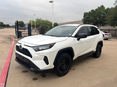 Used 2020 Toyota RAV4 LE FWD image 1
