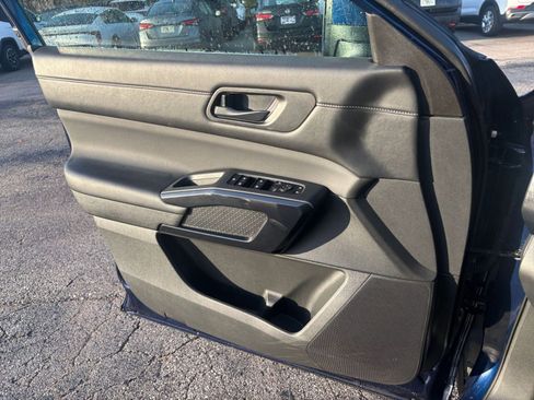 Used 2025 Nissan Pathfinder SV image 18