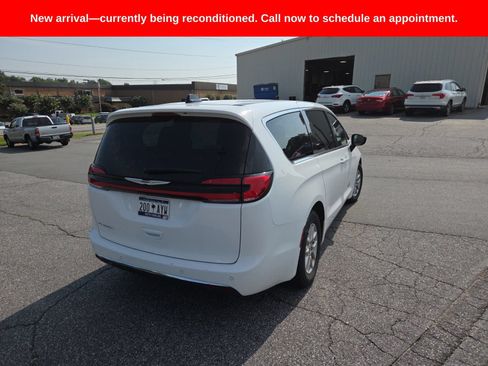 Used 2025 Chrysler Pacifica Select FWD image 4