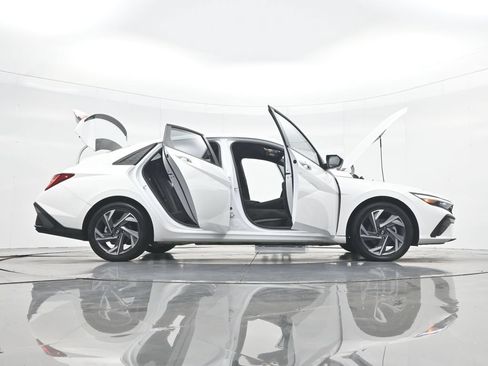 Used 2025 Hyundai Elantra SEL FWD image 51