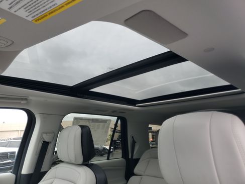 New 2026 Lincoln Navigator Reserve w/ Jet Appearance Package AWD/4WD image 9