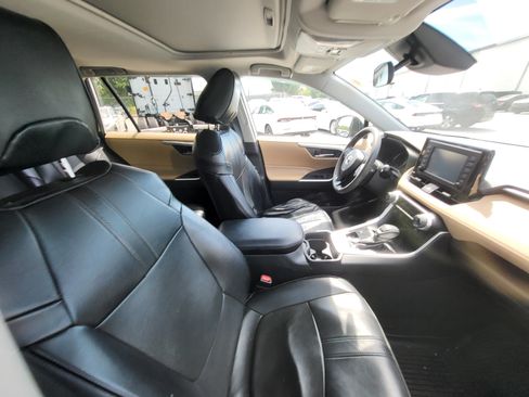 Used 2019 Toyota RAV4 XLE w/ Convenience Package AWD/4WD image 8