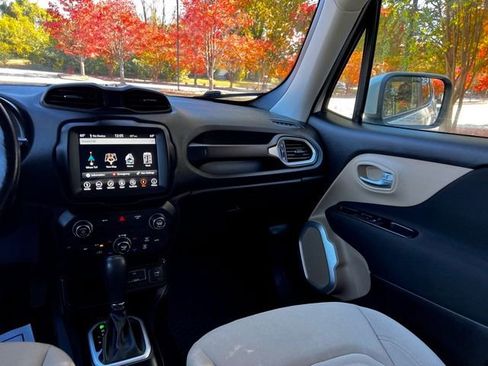 Used 2019 Jeep Renegade Latitude w/ UConnect 8.4 Nav Group image 31