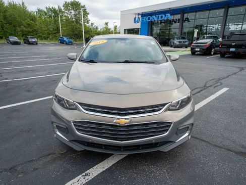 Used 2018 Chevrolet Malibu Premier w/ Premier Sun and Wheel Package FWD image 2