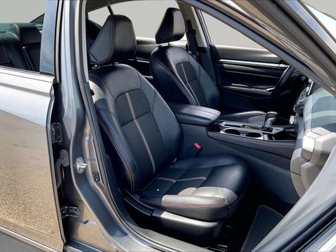 Used 2024 Nissan Altima 2.5 SR FWD image 9