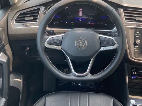 Certified 2023 Volkswagen Tiguan SE w/ Panoramic Sunroof Package FWD image 6