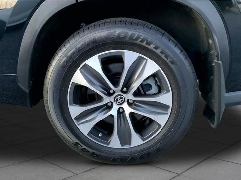 Used 2022 Toyota Highlander XLE AWD/4WD image 11