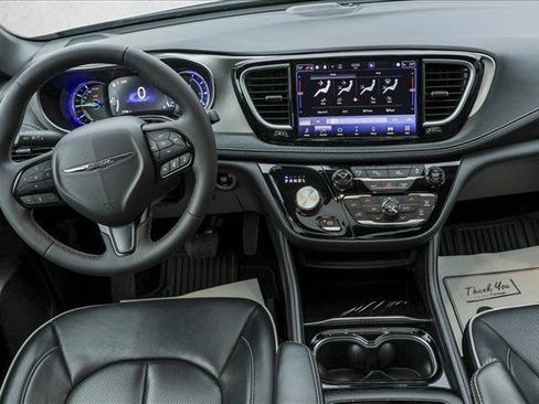 Used 2024 Chrysler Pacifica Premium image 25