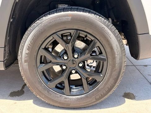 Certified 2025 Jeep Grand Cherokee Altitude RWD image 5