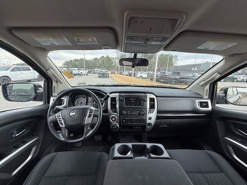 Used 2019 Nissan Titan SV image 11