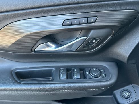 Used 2023 GMC Terrain SLT image 11