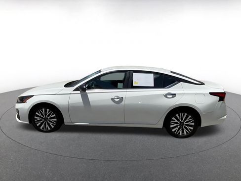 Used 2025 Nissan Altima 2.5 SV FWD image 9