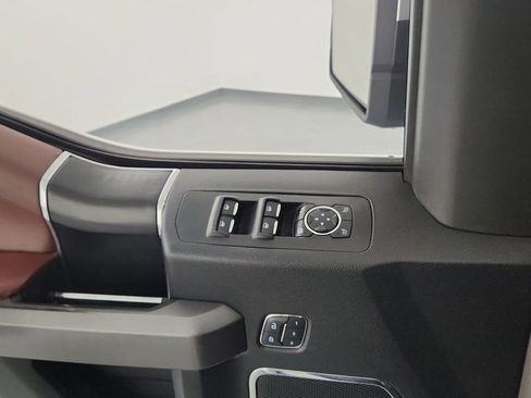 Used 2018 Ford F150 Platinum w/ Equipment Group 701A Luxury image 6