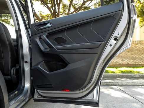 Used 2022 Volkswagen Tiguan SE image 60