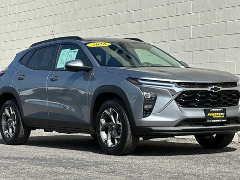 Used 2026 Chevrolet Trax LT w/ LT Convenience Package FWD image 2