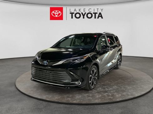 Used 2025 Toyota Sienna Platinum FWD image 1