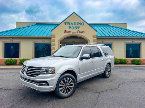 Used 2017 Lincoln Navigator L Select RWD image 2