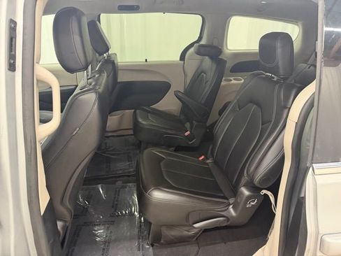 Used 2024 Chrysler Pacifica Touring-L FWD image 20