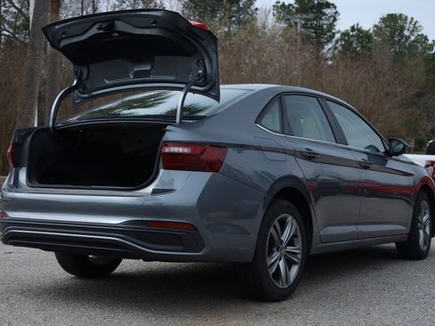 Used 2024 Volkswagen Jetta SE image 5