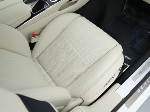 Used 2022 Bentley Flying Spur Plug-In Hybrid AWD/4WD image 18
