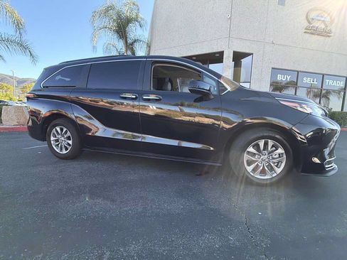 Used 2024 Toyota Sienna XLE FWD image 23