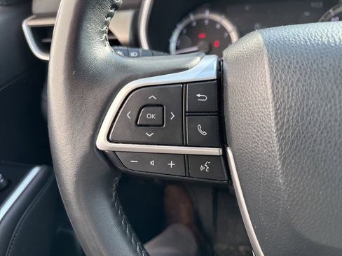 Used 2023 Toyota Highlander XLE image 11