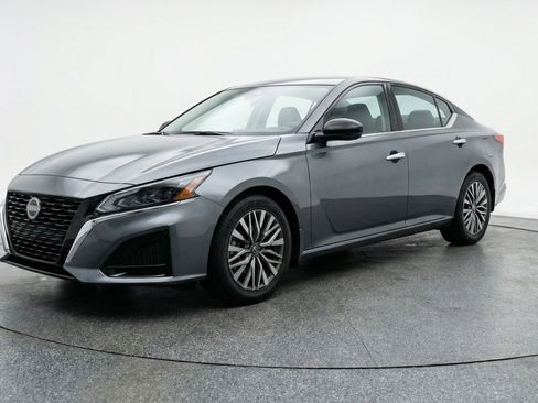Used 2025 Nissan Altima 2.5 SV image 3