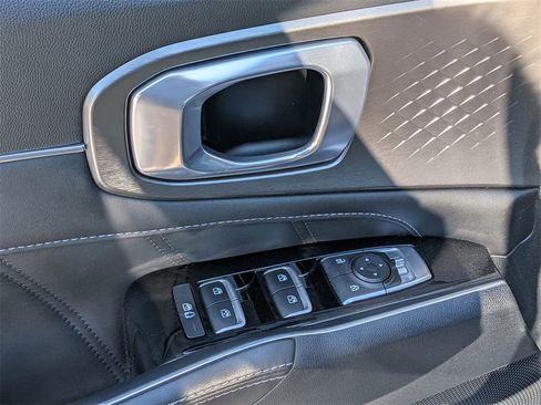 Certified 2022 Kia Sorento SX image 12